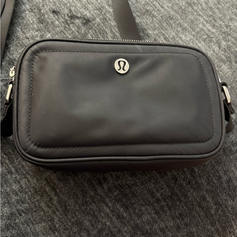 Lululemon Crossbody Camera Bag 2L – Black